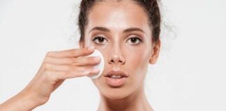 รู้จักกับ Micellar Water ส่วนผสมสำคัญในคลีนซิ่งสําหรับคนเป็นสิว คลีนซิ่งสําหรับคนเป็นสิว