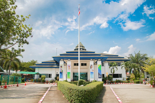 international school ban chang