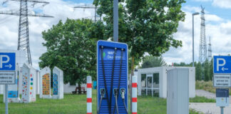 แบตเตอรี่รถ EV กับแบตเตอรี่สตาร์ท 12V: ทำไมถึงต่าง และคุณจะรับมือกับมันอย่างไร?
