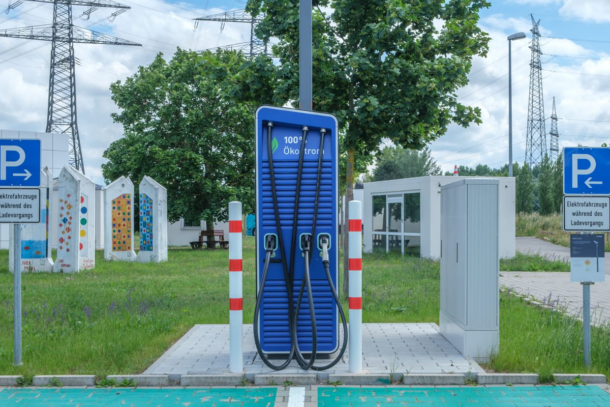 แบตเตอรี่รถ EV กับแบตเตอรี่สตาร์ท 12V: ทำไมถึงต่าง และคุณจะรับมือกับมันอย่างไร?