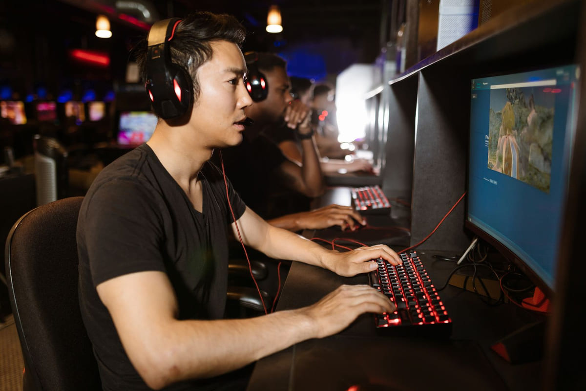 ขาตั้งจอคอม vs ขาจับจอ: เลือกแบบไหนสำหรับจอเกมมิ่ง ถ้าไม่อยากเสียเงินฟรี?